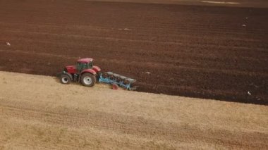 arazi pullukbir traktör üzerinde uçuş