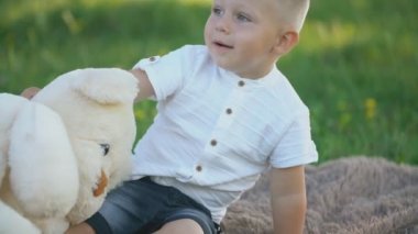 Bir oyuncak ayı ile oynayan çocuk