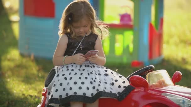 Девушка смотрит в телефон — стоковое видео