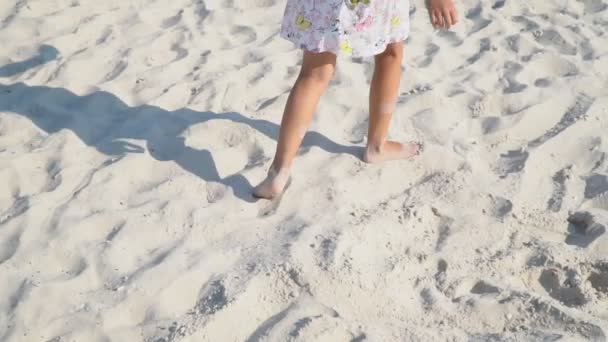 Egy nyikorgó kislány lábai. — Stock videók