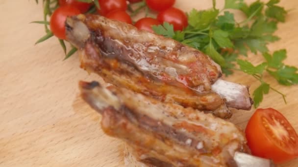 Viande avec tomates sur un plateau en bois — Video