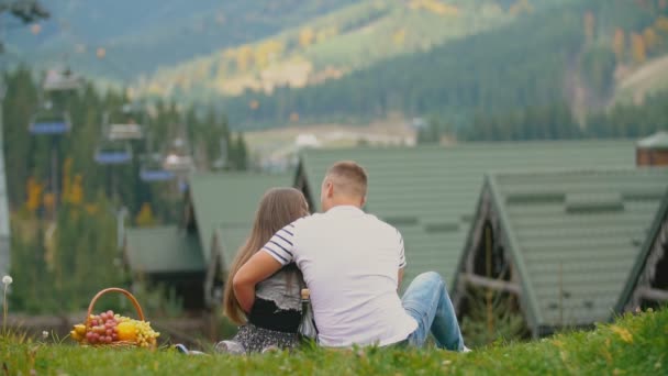 Pareja sentada en el césped — Vídeos de Stock