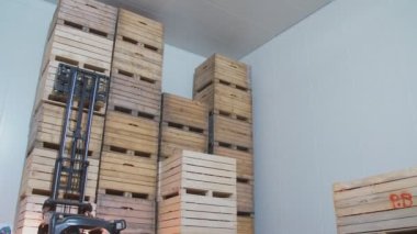 yükleyici elmalarla kutuları yeniden düzenler