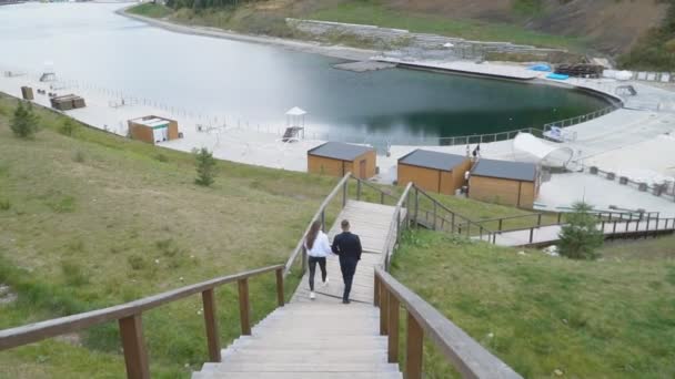 Casal desce em reuniões de madeira — Vídeo de Stock