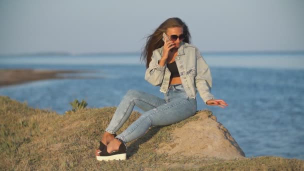 Dívka sluneční brýle u moře — Stock video
