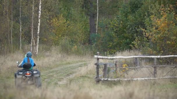 Пара їде на квадроциклі — стокове відео