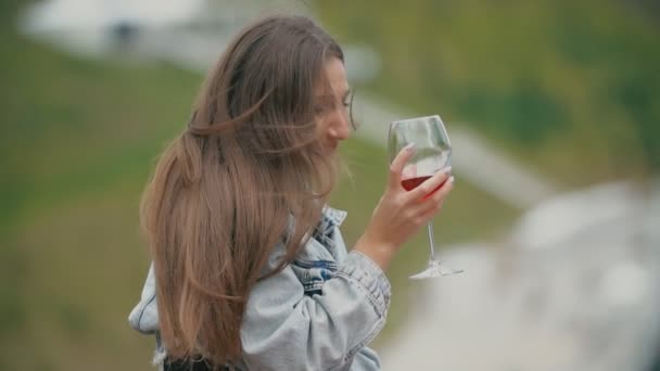 Menina com um copo de vinho — Vídeo de Stock