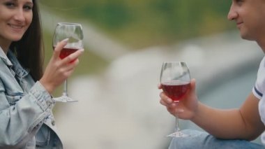 Genç çift şarap içiyor.