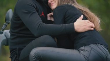 genç bir çift doğa içinde