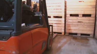 yükleyici elmalarla kutuları yeniden düzenler