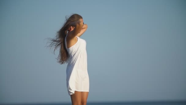 Vrouw in witte jurk in de buurt van de zee — Stockvideo