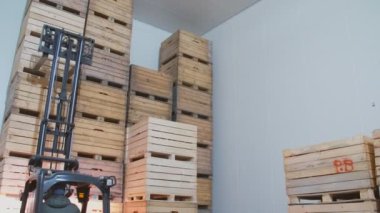 yükleyici elmalarla kutuları yeniden düzenler