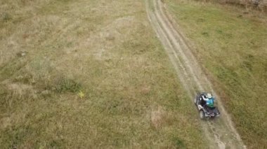 Dörtlü bisiklete binen çift