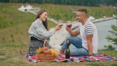 Genç çift şarap içiyor.