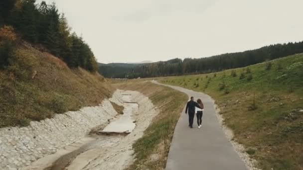 Casal andando na pista — Vídeo de Stock