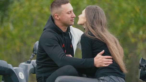 Casal beijos de pé em ATVs — Vídeo de Stock