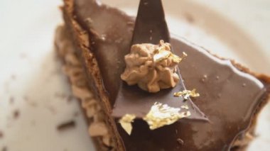 Bir parça çikolatalı pasta.