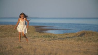 Beyaz elbiseli küçük kız