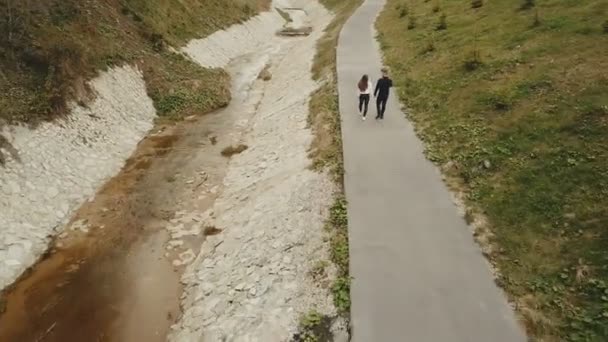Paar läuft auf die Gleise — Stockvideo