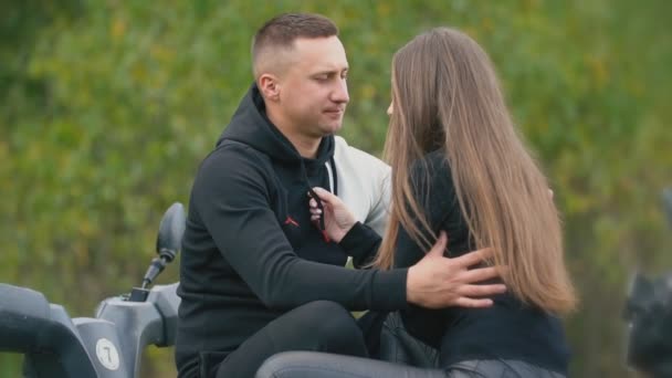 Kilka pocałunków stojących na Atvs — Wideo stockowe