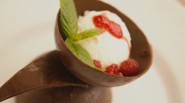 beyaz çikolatalı dondurma