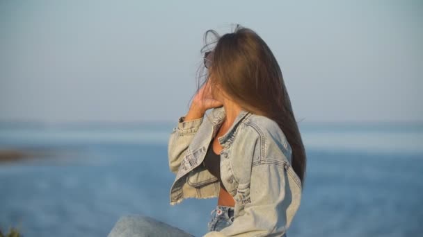 Gafas de sol de chica junto al mar — Vídeos de Stock