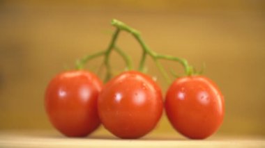 Domatesler ahşap bir masada döner.