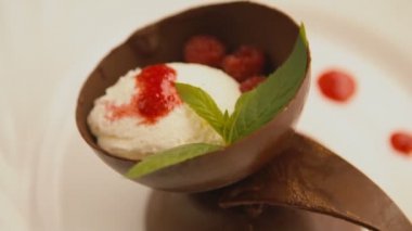 beyaz çikolatalı dondurma