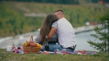 Piknik öpücüğü veren çift.