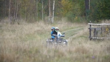 Dörtlü bisiklet süren genç bir çift