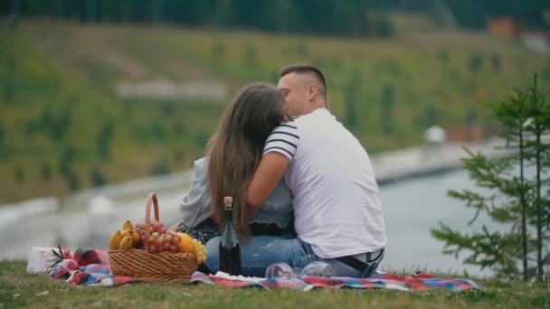 Paar beim Picknick küsst sich — Stockvideo