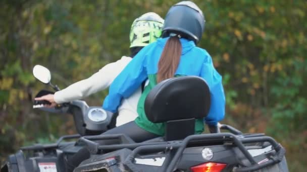 若いカップルがクワッドバイクに乗って — ストック動画