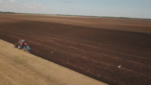 Tractor arada la tierra con un arado — Vídeos de Stock