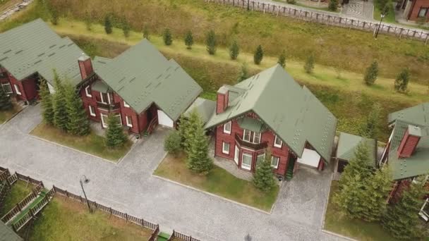Идентичные дома с зеленой крышей — стоковое видео