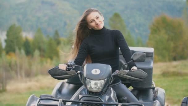 Chica sentada en un quad bike — Vídeo de stock