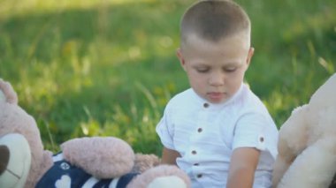 Bir oyuncak ayı ile oynayan çocuk