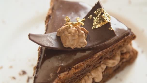 Scheibe Schokoladenkuchen auf weißem Teller — Stockvideo