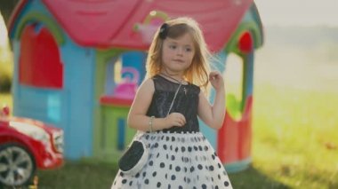 Kız doğada oynanıyor