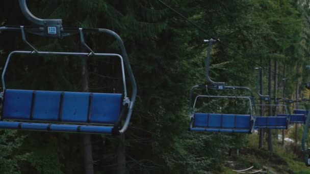 Blauwe lift stoeltjeslift omhoog — Stockvideo