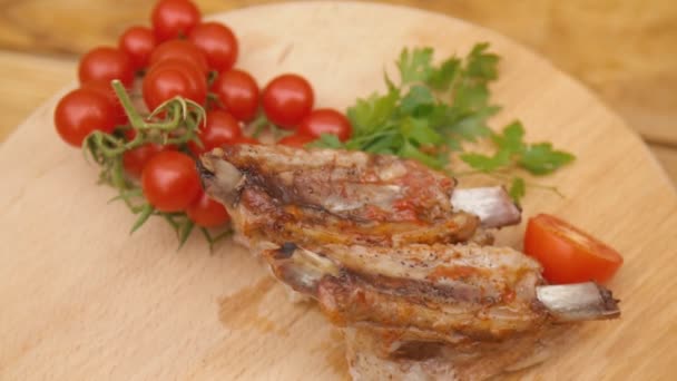 Côtes de viande sur une table en bois — Video