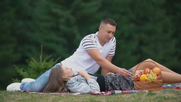 Pareja joven en un picnic — Vídeos de Stock