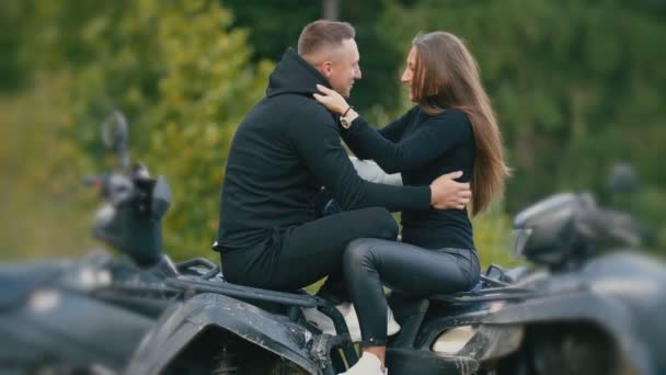 Jovem casal sentado em uma moto quad — Vídeo de Stock