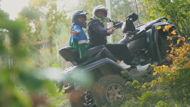 Jovem casal sentado em uma moto quad — Vídeo de Stock
