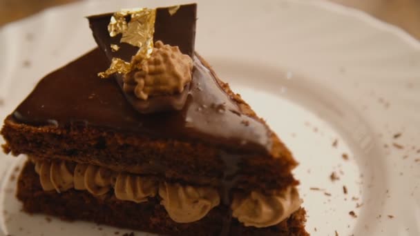 Slice of chocolate cake on a white plate — Stock Video