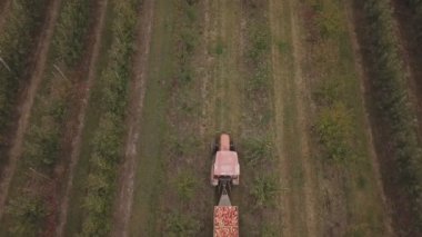 Elma karavanlı traktör