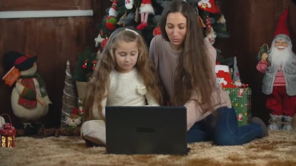 Mamma con figlia vicino al computer — Video Stock