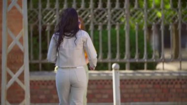 Güneş gözlüklü iki kız.