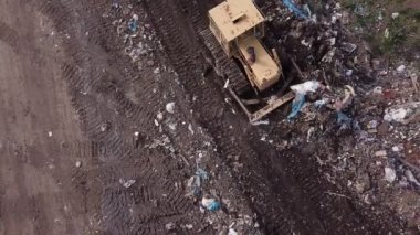 Buldozer bir yığın enkazı itiyor.