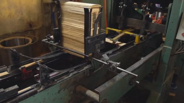 Box het maken van machine — Stockvideo