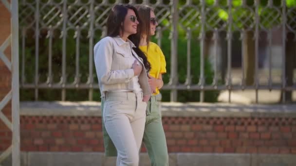 Twee meisjes in zonnebril — Stockvideo